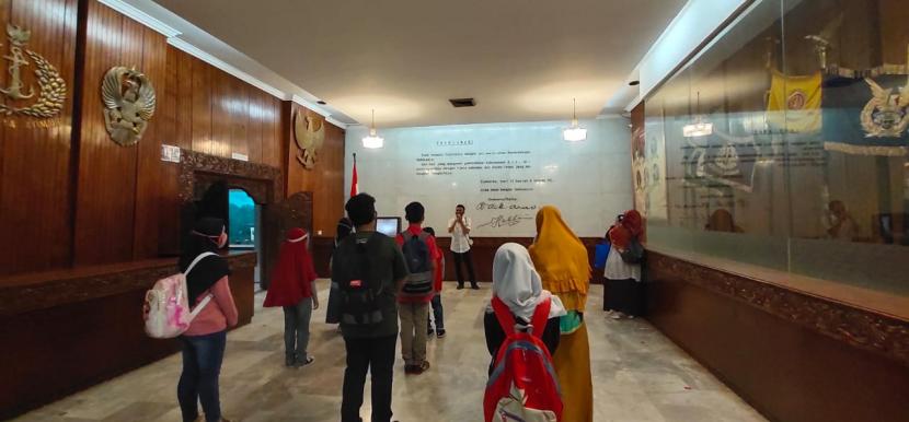 T.Care mengadakan kunjungan ke Museum Satria Mandala sebagai salah satu program pendidikan yatim sekaligus dalam rangka meningkatkan rasa Bela Negara untuk adik-adik yatimnya.