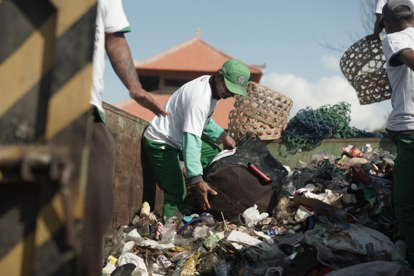 PT HM Sampoerna Tbk (Sampoerna) mengelar kegiatan bersih-bersih sampah di Pantai Padang Galak, Denpasar, Sabtu (16/9/2023). Pada kegiatan ini, Sampoerna turut bekerja sama dengan Komunitas Malu Dong, yaitu organisasi peduli lingkungan di Bali yang berdiri pada 2009.