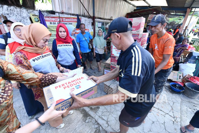 T Pertamina (Persero) melalui program Corporate Social Responsibility (CSR) menyalurkan bantuan darurat bagi korban banjir di Kota Bekasi dan sekitarnya.