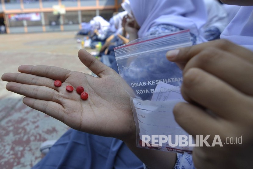 Provinsi Sulawesi Barat mencatatkan rekor Museum Rekor Indonesia (MURI) pada program gerakan minum Tablet Tambah Darah (TTD) untuk remaja putri usia 12-18 tahun yang diikuti 50 ribu siswi SMA, SMK, MTS dan MAN se-Sulbar.  (ilustrasi)