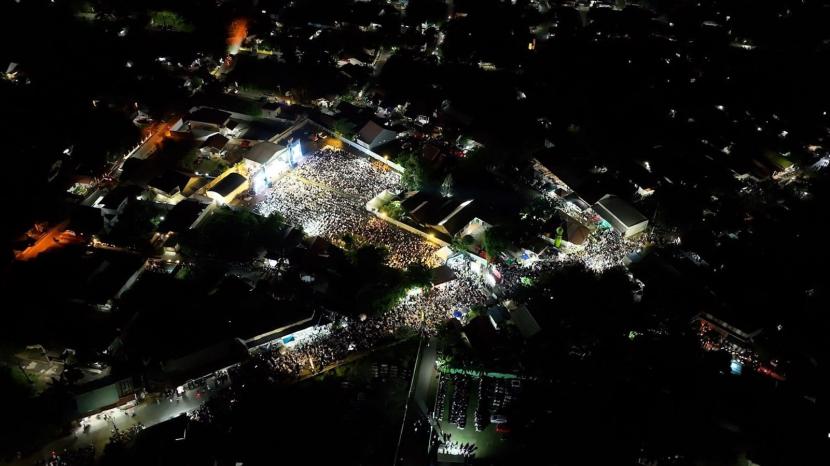 Tabligh akbar yang menghadirkan Ustadz Adi Hidayat (UAH) di Sofia Residence 2, Kecamatan Loktabat Utara, Kota Banjarbaru, Kalimantan Selatan, Jumat (19/7/2024) malam WIB, diikuti ribuan warga.