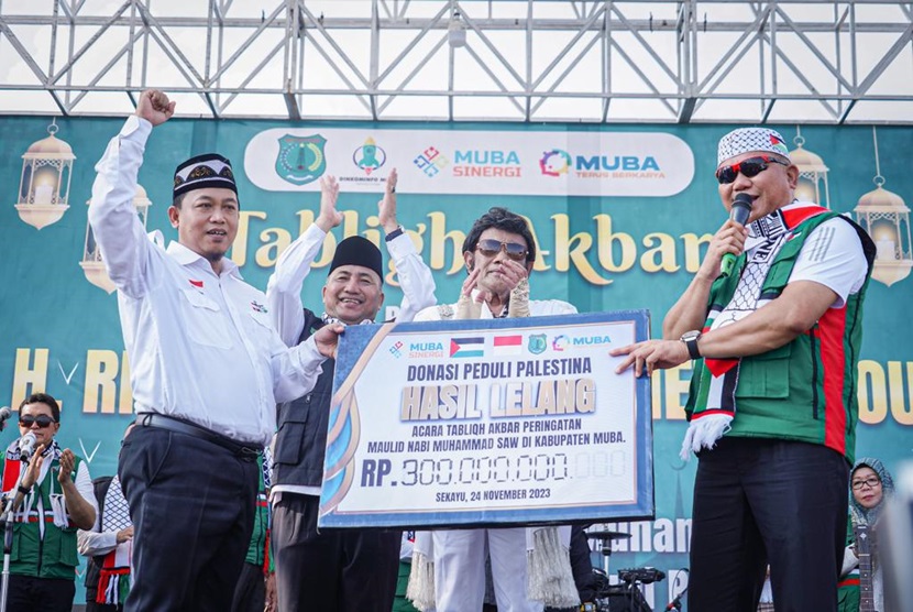 Tabliqh akbar bersama Rhoma Irama, ribuan masyarakat Kabupaten Musi Banyuasin tumpah ruah rela berdesak-desakan memadati lapangan stadion sepakbola Serasan Sekate tak perdulikan panasnya terik matahari, Jumat (24/11/2023) siang.