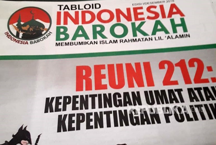 Petugas Badan Pengawas Pemilu (Bawaslu) Kabupaten Banyuwangi menunjukkan isi Tabloid Indonesia Barokah di Glagah, Banyuwangi, Jawa Timur, Jumat (25/1/2019). 