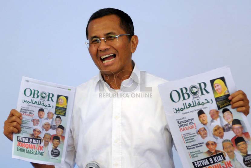 Tabloid Obor Rahmatan Lil 'Alamin Tokoh pers yang juga mantan peserta konvensi calon presiden Partai Demokrat, Dahlan Iskan menunjukkan tabloid Obor Rahmatan Lil 'Alamin di Jakarta, Jumat (27/6).