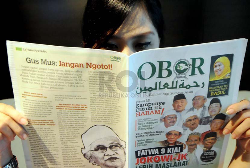 Tabloid Obor Rahmatan Lil 'Alamin Warga membaca tabloid Obor Rahmatan Lil 'Alamin di Jakarta, Jumat (27/6).