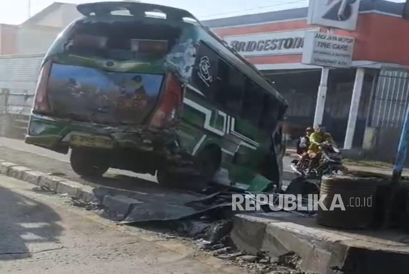 Tabrakan beruntun melibatkan sebuah truk tronton dan tiga mobil elf di Jalur Pantura Indramayu, tepatnya di depan Mako Polsek Patrol, Senin (13/10/2025). 