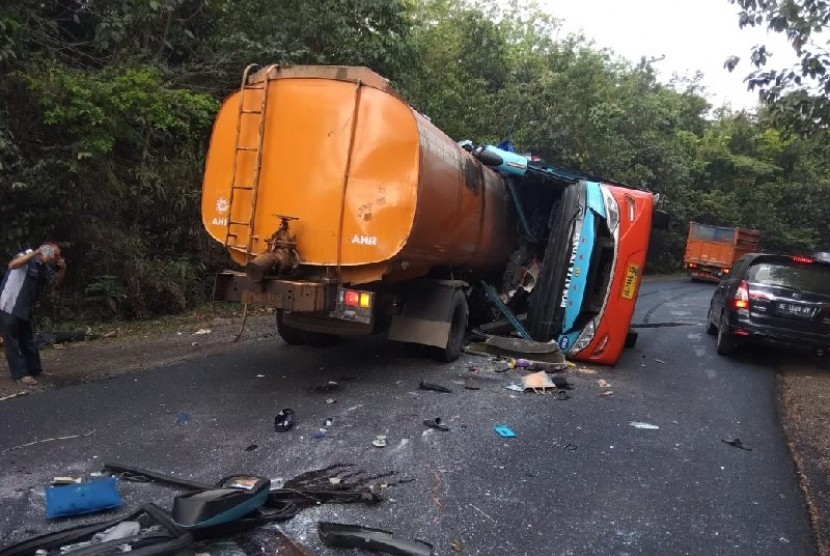 Tabrakan bus lawan truk terjadi Jalan Lintas Tengah KM 229 Waytuba, Kabupaten Waykanan, Lampung, Senin (16/9). Delapan penumpang dan supir meninggal dunia, 24 luka-luka. 