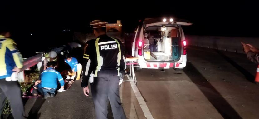 Tabrakan di Jalan Tol Bakauheni -  Terbanggi Besar Lampung, dua orang meninggal dunia, empat orang luka. 