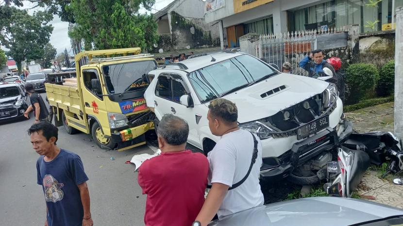 Tabrakan melibatkan tujuh kendaraan di Jalan RE Martadinata, Kota Tasikmalaya, Rabu (26/10/2022). 
