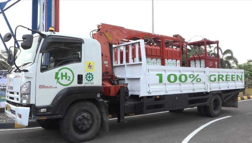 Tabung green hydrogen diangkut menggunakan truk untuk supply utama hydrogen refueling station kendaraan hidrogen.