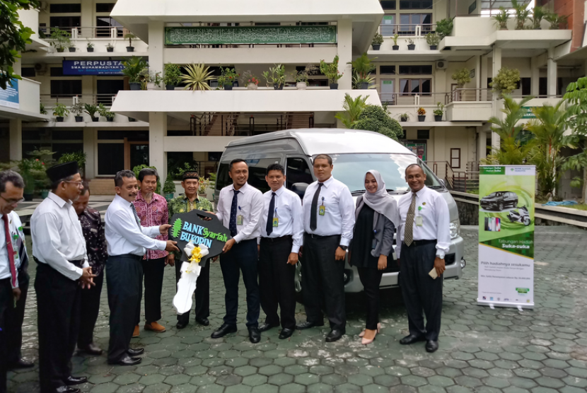 Tabungan Suka-Suka. Bank Syarian Bukopin menyerahkan hadiah langsung berupa satu unit mobil  Toyota Hi-Ace Commuter kepada SMA Muhammadiyah 1 Yogyakarta.