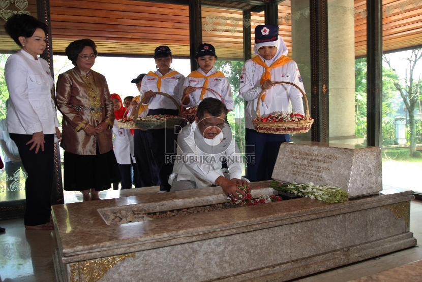 Tabur bunga di makam Proklamator RI Bung Hatta (ilustrasi).