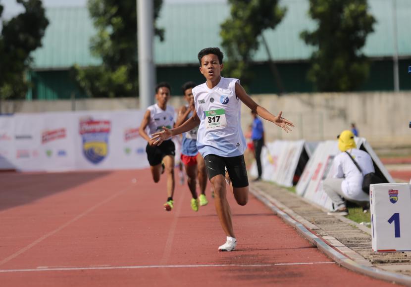 Taffarel Juan dari SMAN 2 Tangerang Selatan finis tercepat pada final nomor lari menengah (1.000 meter) Energen Champion SAC Indonesia 2022 - Jakarta & Banten Qualifiers di Stadion Atletik Rawamangun, Ahad (20/11/2022).