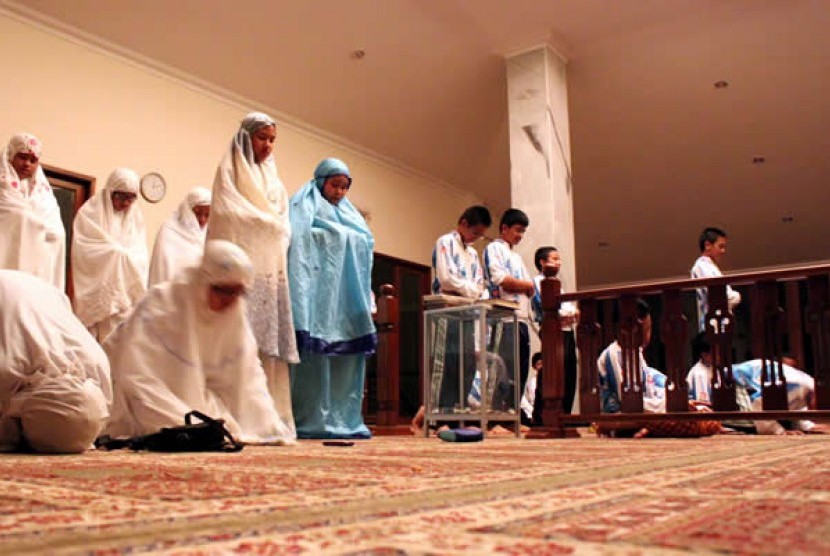 Tahajud Anak: Sejumlah pelajar SMP melakukan sholat tahajud di Masjid Al-Hidayah Rawa Mangun, Jakarta Timur