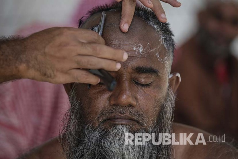 Imam Hanafi mengetahui lima kekeliruannya saat haji dari tukang cukur. Foto:Tahalul usai melakukan jumrah di Jamarat (Ilustrasi).