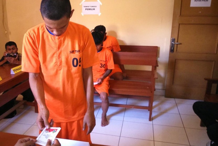Tahanan Mapolres Kabupaten Tasikmalaya ikut menggunakan hak pilihnya dalam pilkada serentak Kabupaten Tasikmalaya, Rabu (9/12)