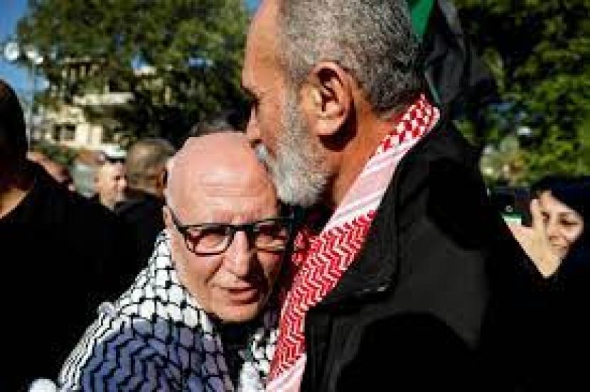 Tahanan Palestina terlama di penjara Israel, Karim Younis, disambut di desanya di Ara, Israel setelah dibebaskan pada 5 Januari 2023. Dia mendekam di penjara Israel selama 40 tahun. Tahanan Palestina Terlama Akhirnya Dibebaskan Israel Setelah 40 Tahun