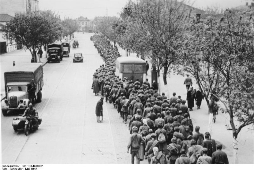 Tahanan perang Uni Soviet berbaris di kota Kharkov, Ukraina setelah tentara Jerman berhasil merebut kota ini dari Uni Soviet pada tahun 1943.