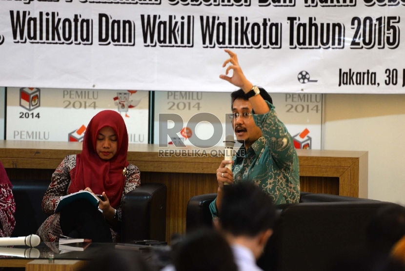 Tahapan Pelaksanaan Pemilu. (dari kiri) Direktur Eksekutif Perludem Titi Anggraini, dan Anggota KPU Ferry Kurnia Rizkiyansyah saat diskusi di KPU, Jakarta, Selasa (30/6). 