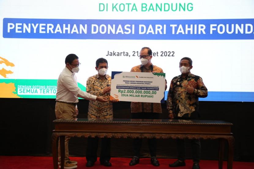 Tahir Foundation berdonasi membantu melunasi tunggakan iuran peserta JKN-KIS kelas 3 yang tidak mampu di wilayah Bandung.