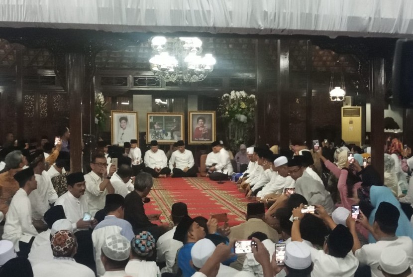 Tahlil dan doa bersama tujuh hari meninggalnya Istri Presiden RI Ke-6, Kristiani Herrawati atau Ani Yudhoyono, digelar pada Jumat (7/6) malam. 