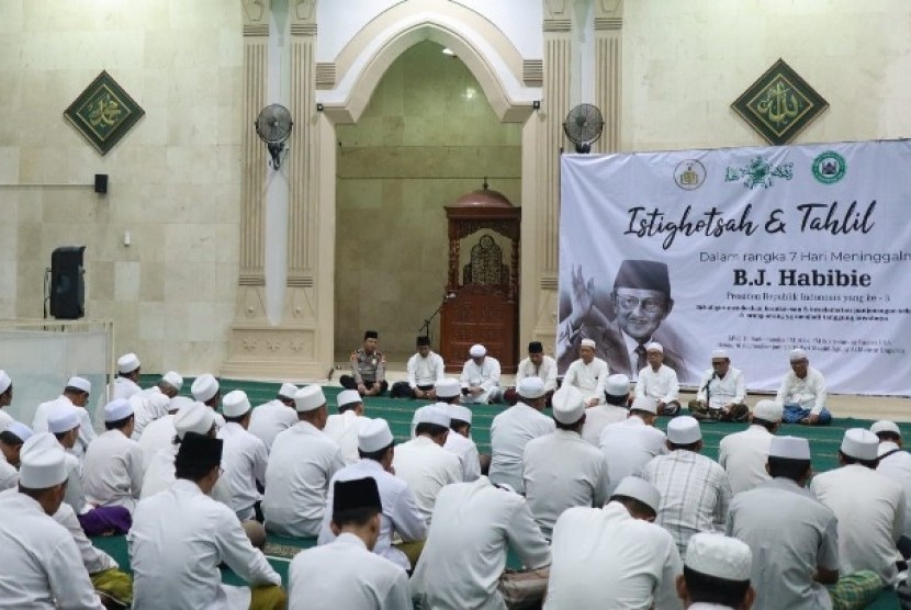 Tahlilan untuk almarhum BJ Habibie  di Masjid Agung Al Mabrur, Ungaran, Kabupaten Semarang, Senin (16/9) malam.