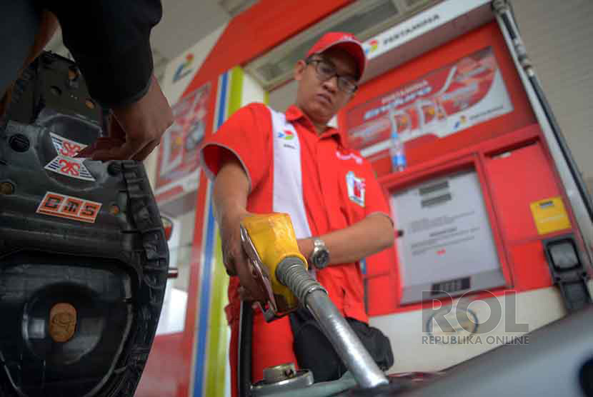 Petugas mengisi bahan bakar minyak (BBM) jenis premium di SPBU, Jakarta.