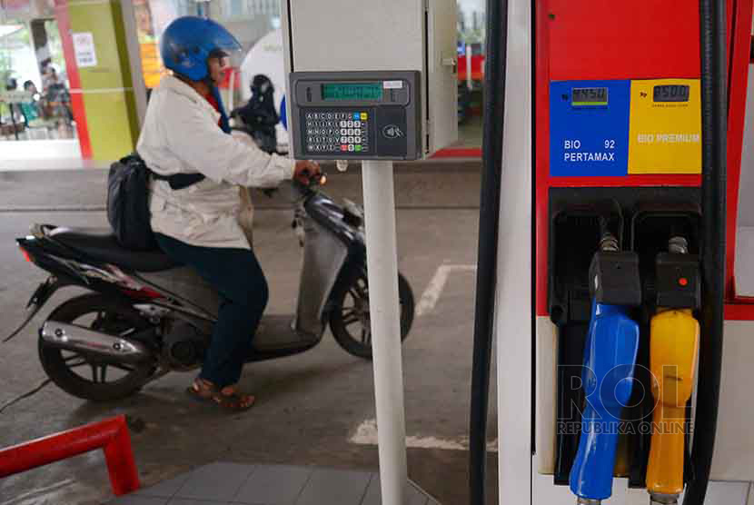 Tahun 2015 Premium Tidak Bersubsidi: Petugas mengisi bahan bakar minyak (BBM) jenis premium di SPBU, Jakarta, Jumat (19/12).