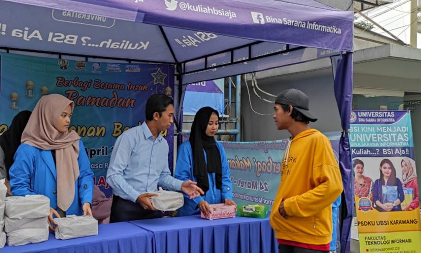 Tahun ini, Universitas BSI kampus Karawang kembali mengadakan Berbagi Sesama Insan, yang terangkum dengan berbagai rangkaian kegiatan seperti berbagi menu buka bersama, berbagi ilmu kepada remaja masjid dan karang taruna serta kegiatan santunan anak yatim.