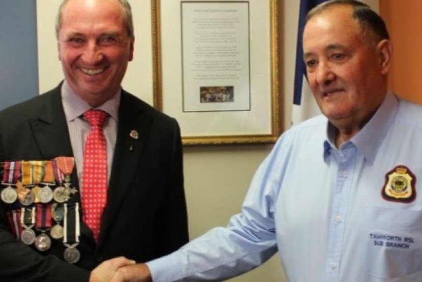 Tahun lalu, Barnaby Joyce disumpah untuk sub-cabang Tamworth RSL mengenakan medali keluarga.