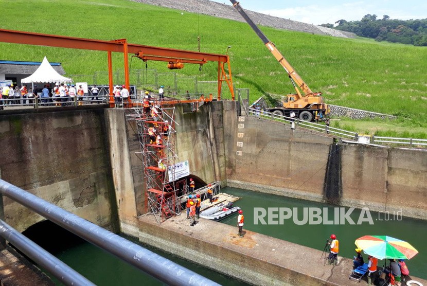 Tailrace Bendungan Waduk Jatiluhur, Kabupaten Purwakarta yang sebelah kiri sedang dikeringkan, Senin (12/3). Pengeringan ini, untuk menginspeksi adanya kebocoran konstruksi bendungan.