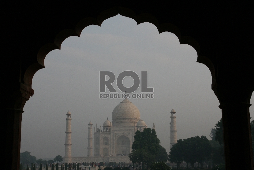 Taj Mahal di India, merupakan salah satu bangunan ikonik yang penting disambangi mereka yang hobi jalan-jalan.