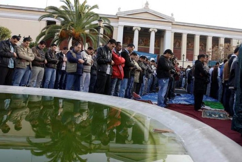 Tak ada masjid, Muslim Yunani shalat jamaah di depan kampus Universitas Athena.
