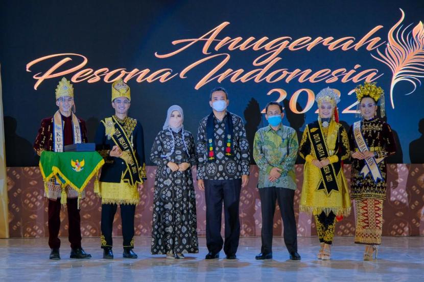 Tak hanya berhasil menyukseskan event Nasional bergengsi Anugerah Pesona Indonesia (API) Award 2021 saja, namun Kabupaten Muba juga berhasil meraih double winner pada rangkaian malam Puncak API Award 2021, Selasa (30/11) malam. 