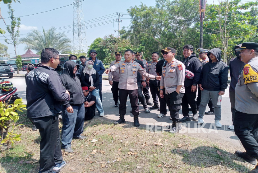 Tak hanya memberi pengamanan, jajaran Polres Indramayu juga memberikan pelayanan dan pendekatan humanis kepada peserta aksi damai peringatan Hari Buruh Internasional di Kabupaten Indramayu, Kamis (1/5/2025). 