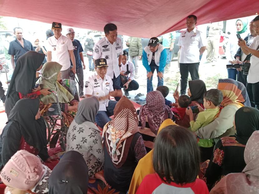 Tak hanya menyampaikan duka cita dan doa, Bupati Bandung Dadang Supriatna langsung bergerak cepat dengan turun langsung ke lapangan untuk meninjau korban gempa yang mengguncang wilayah Kecamatan Kertasari dan Pangalengan, Rabu (18/9/2024).