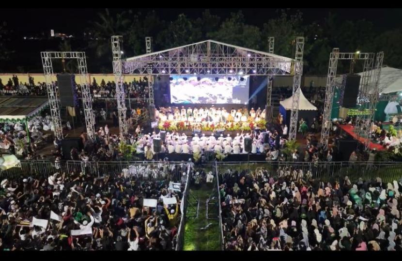 Tak kurang dari 10 ribu orang yang terdiri dari berbagai kalangan, membanjiri Stadion Satria yang berada di Kecamatan Purwokerto, Kabupaten Banyumas, Jawa Tengah pada Jumat (12/5/2023) malam.