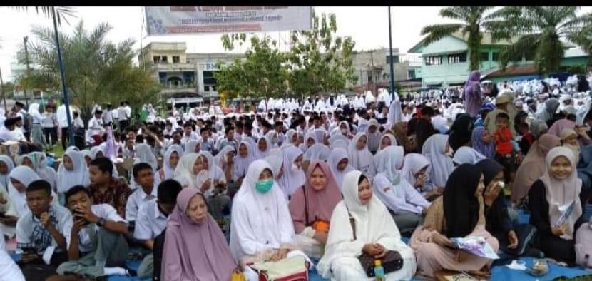Tak kurang dari 2.000 peserta menghadiri Gebyar Muharram yang dilaksanakan oleh Pimpinan Daerah Persaudaraan Muslimah (PD Salimah) Kabupaten Labuhan Batu yang bekerjasama dengan Rohis SMAN 1 Bilah Hulu Labuhan Batu.