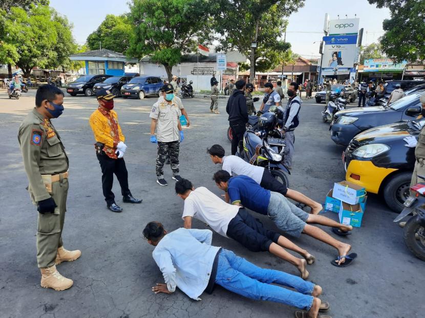Tak pakai masker, sejumlah warga di Kabupaten Indramayu diberi sanksi berupa perintah untuk membersihkan Terminal Indramayu, push up dan lari keliling area terminal, Jumat (5/6).