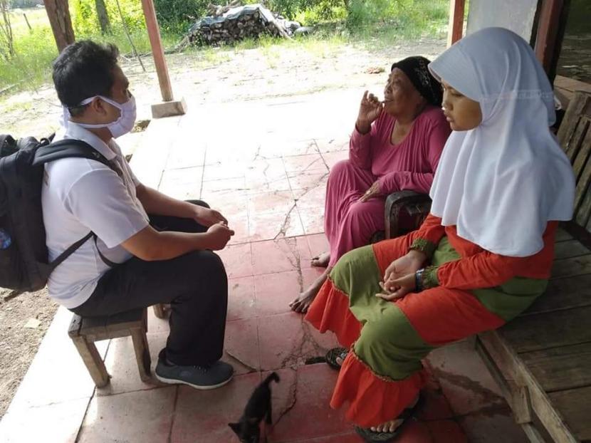Tak punya handphone untuk kegiatan pembelajaran jarak jauh (PJJ), siswi SMP Negeri 1 Gabuswetan, Kabupaten indramayu ini dipinjami handphone oleh gurunya.