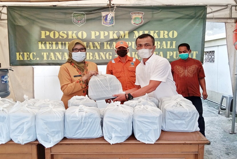 Takes Hotel Jakarta, a PHM Collection telah menyalurkan donasi sebanyak 100 nasi kotak di Kantor Kelurahan Kampung Bali pada Jumat (23/4). Donasi ini akan dibagikan kepada masyarakat yang membutuhkan di area Kelurahan Kampung Bali.