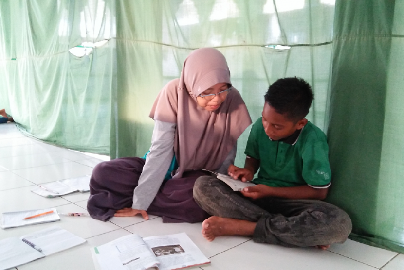 Takim salah satu murid Dewi Ivayanty, Guru Kelas IV MI Al-Azhar Saumlaki, Kepulauan Tanimbar, Maluku.