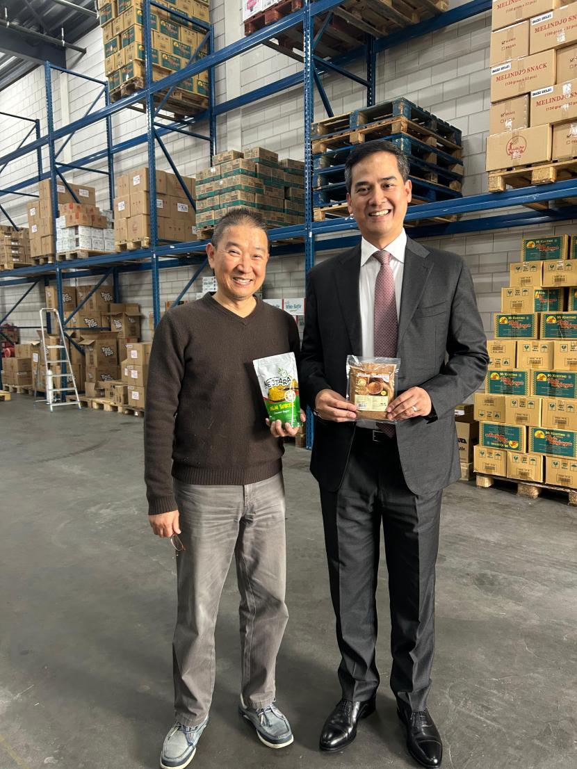Takim Santosa memulai bisnis sebagai importir produk Indonesia ke Belanda yang dinamakan Nesia Food VOF.