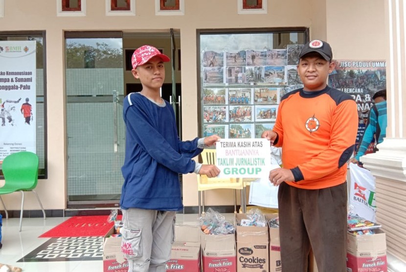 Taklm Jurnalistik Group (TJG) menyerahkan donasi untuk korban gempa dan tsunami Palu, Sigi dan Donggala (Sulawesi Tengah), melalui SAR Hidayatullah.