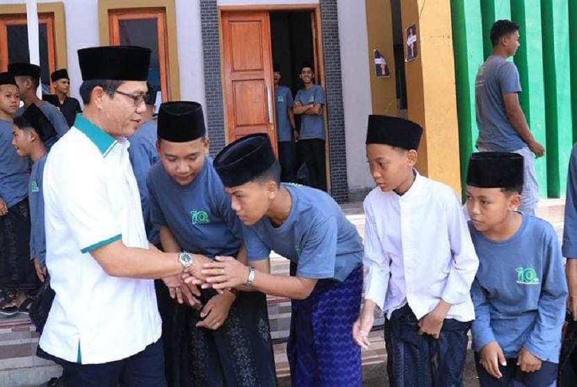 Bupati Bandung HM Dadang Supriatna, mengalami santri Masjid Al Huda