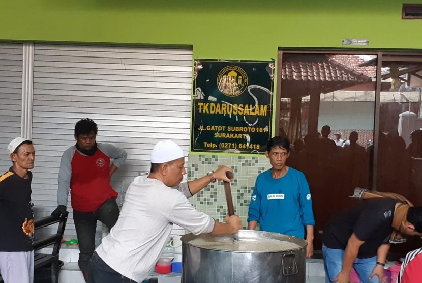 Takmir Masjid Darussalam Jayengan, Solo, mengaduk bubur samin, bubur khas Kalimantan, yang akan dibagikan gratis kepada masyarakat umum, Kamis (16/5). Setiap hari selama Ramadhan, Masjid Darussalam membagikan bubur samin gratis kepada warga.