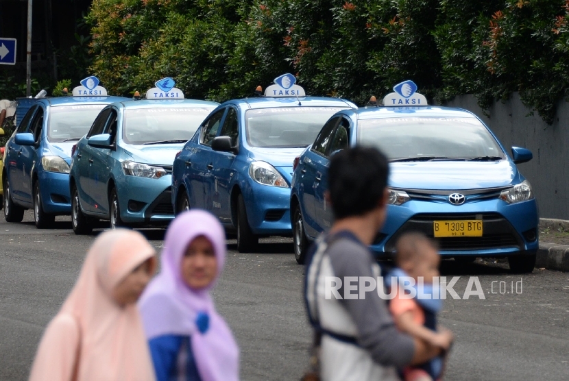 Taksi Blue Bird di kawasan Senayan, Jakarta, Rabu (23/3).  (Republika/Yasin Habibi)