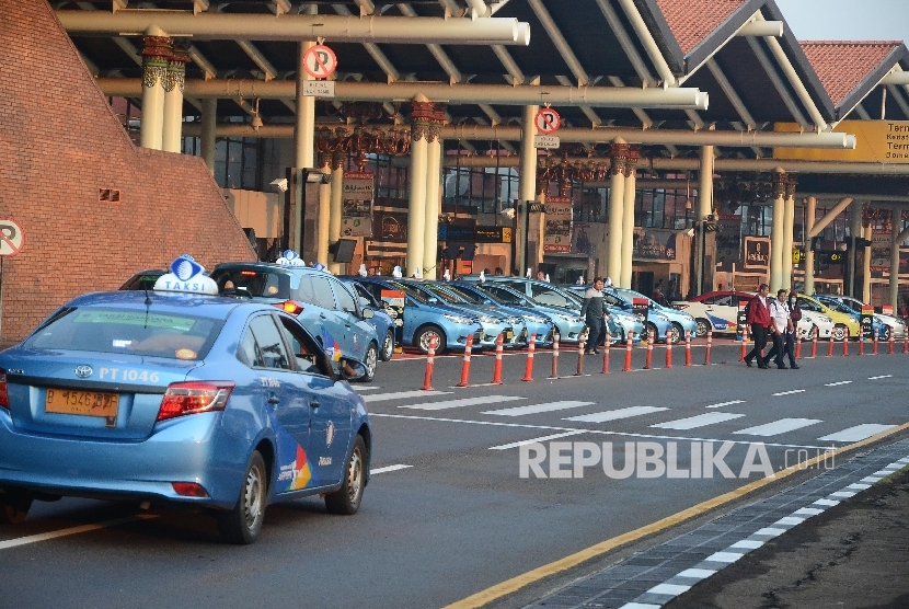 Taksi di Bandara Soekarno-Hatta (ilustrasi). Kementerian Perhubungan (Kemenhub) menyalurkan 200 paket sembako kepada pengemudi taksi bandara.