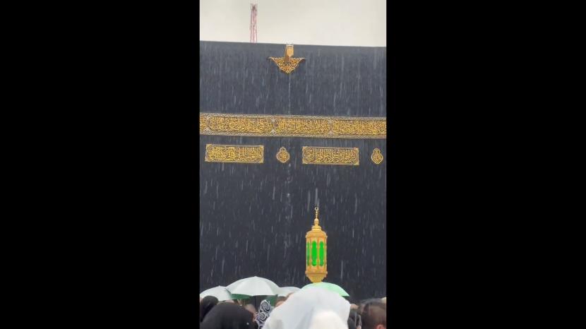 Talang Ka'bah mengucurkan air hujan.