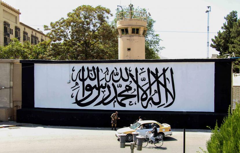 Taliban berjaga-jaga di luar gedung bekas kedutaan AS saat dinding dicat dengan teks dalam bahasa Arab 
